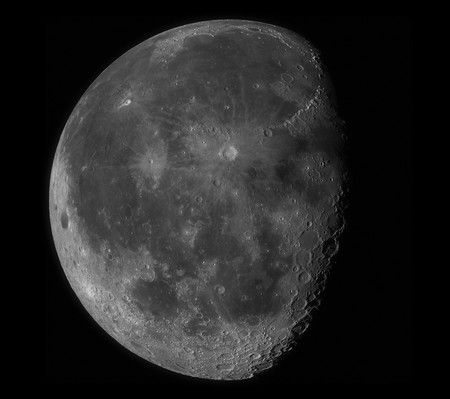 Esta increíble foto de 100 megapíxeles de la Luna te dejará sumergirte en sus cráteres como nunca antes
